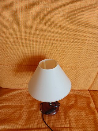 Lámpara de mesa madera y plástico