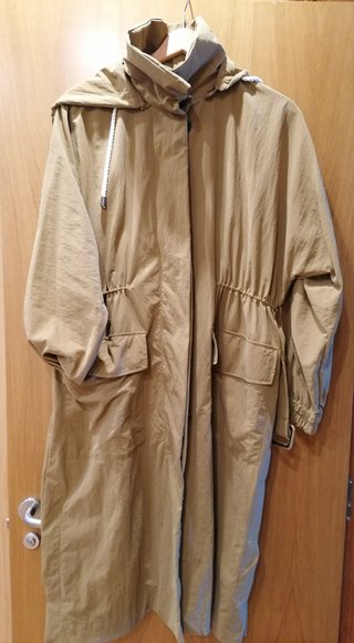Parka larga ZARA dorada ocre talla M