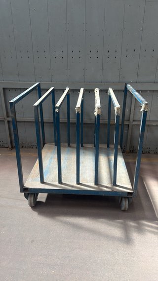 Carro metálico industrial azul