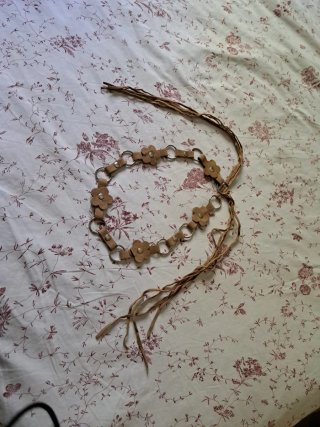 Cinturón de cuero con flores y flecos