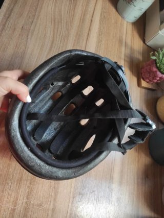 Casco de Bicicleta Dorado y Negro