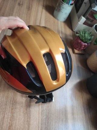 Casco de Bicicleta Dorado y Negro