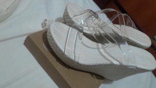 Sandalias de cuña transparentes beige