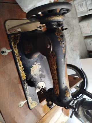 Máquina de coser antigua de madera