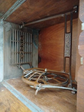 Máquina de coser antigua de madera
