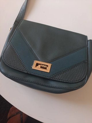 Bolso verde de hombro con detalles dorados