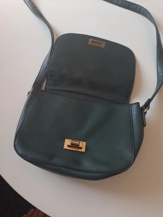 Bolso verde de hombro con detalles dorados