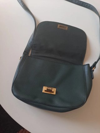 Bolso verde de hombro con detalles dorados