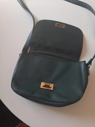 Bolso verde de hombro con detalles dorados