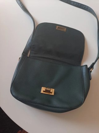 Bolso verde de hombro con detalles dorados