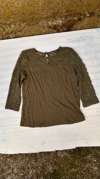 Camiseta verde con encaje