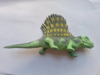 Dinosaurio de juguete con vela