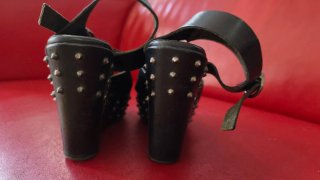 Sandalias de piel negras con tachuelas