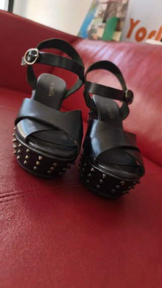 Sandalias de piel negras con tachuelas