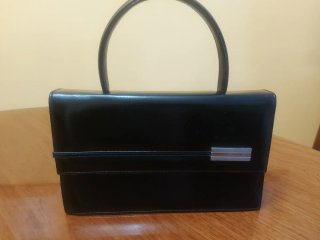 Bolso negro de mano