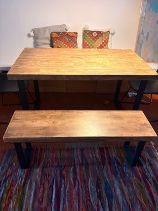 Mesa de madera con banco