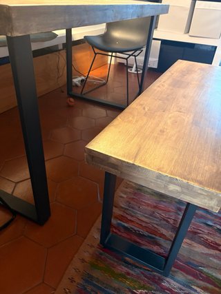 Mesa de madera con banco
