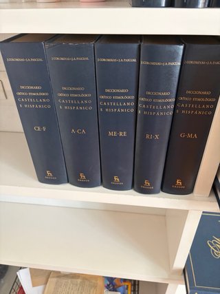 Variedad de enciclopedias y Diccionarios