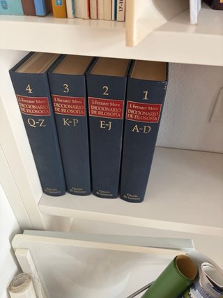 Variedad de enciclopedias y Diccionarios