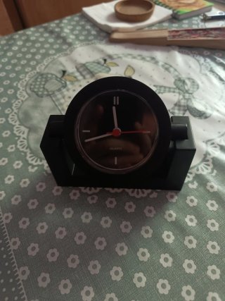 Reloj de mesa moderno