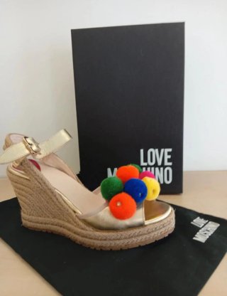 Sandalias de cuña de Moschino