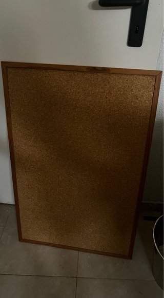 Tablero de corcho con marco de madera