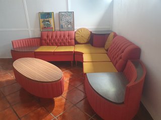 Sofá em L vintage com bar central