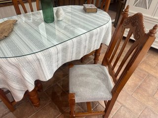 Mesa y 4 sillas madera maciza y camilla