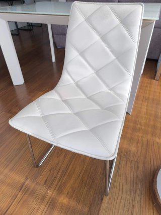 Sillas modernas blancas con patas en cromado (6)