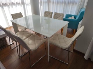 Sillas modernas blancas con patas en cromado (6)