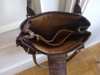 Bolso marrón con detalles dorados