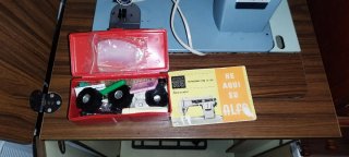 Máquina de coser eléctrica con mueble