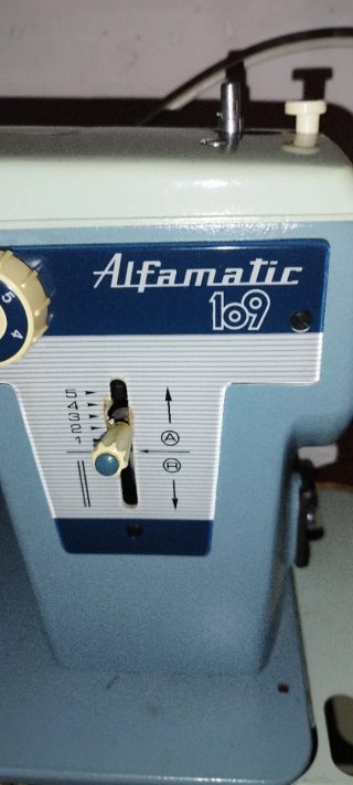 Máquina de coser eléctrica con mueble