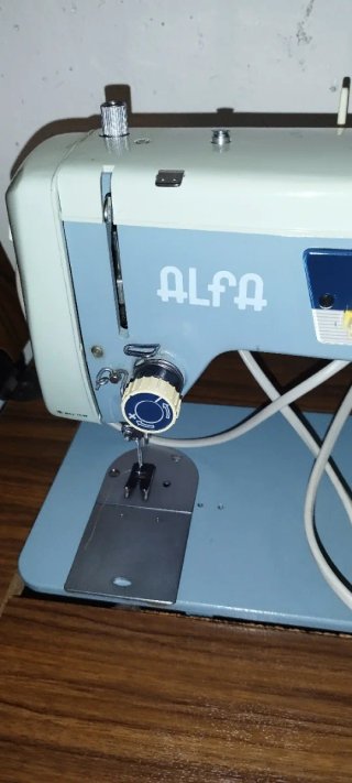 Máquina de coser eléctrica con mueble
