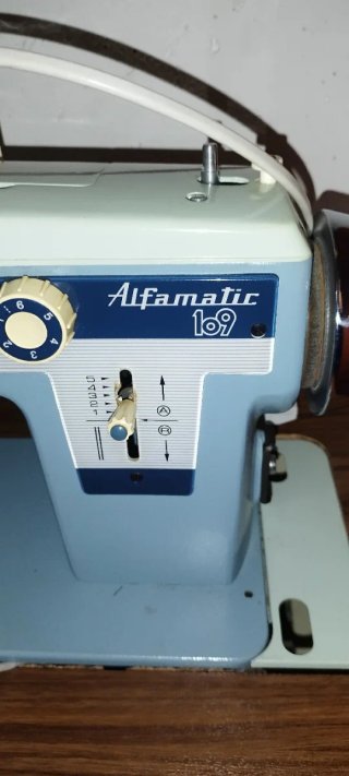Máquina de coser eléctrica con mueble