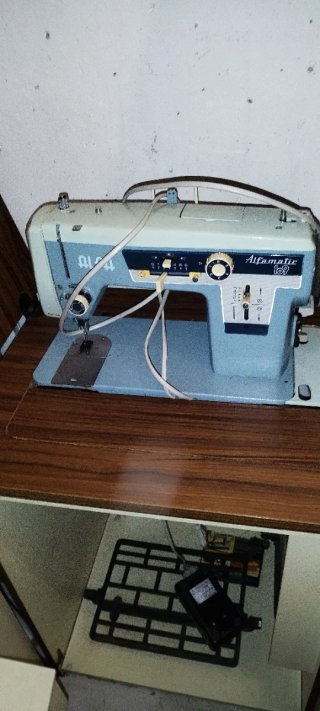 Máquina de coser eléctrica con mueble
