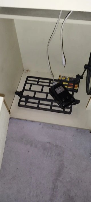 Máquina de coser eléctrica con mueble