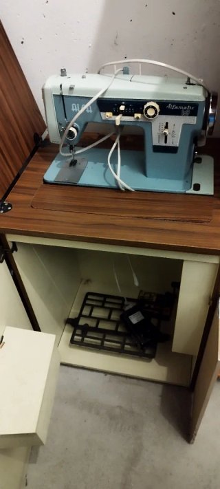 Máquina de coser eléctrica con mueble