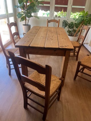Mesa de madera y 6 sillas