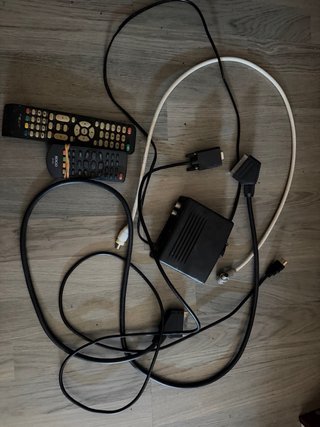 TV Nevir 27 con cables y mandos