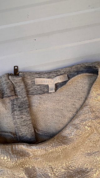 Camiseta corta gris y dorada