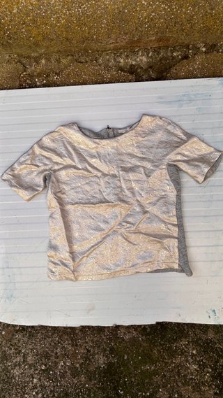 Camiseta corta gris y dorada