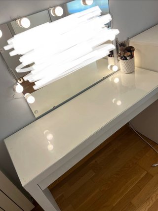 Tocador blanco con espejo y luces