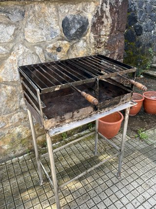 Parrilla con campana extractora y rejillas