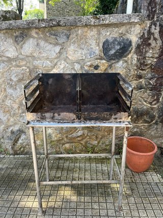 Parrilla con campana extractora y rejillas