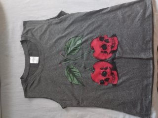 Camiseta gris con calaveras rojas Talla L