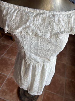 Vestido blanco corto de encaje Stradivarius