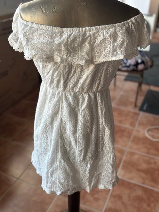 Vestido blanco corto de encaje Stradivarius