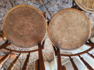 Juego de 4 sillas de madera antiguas.