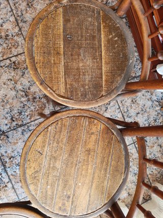 Juego de 4 sillas de madera antiguas.